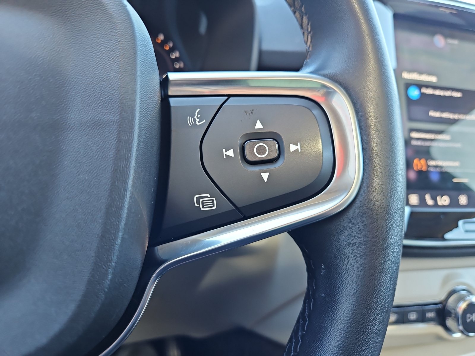 Used 2023 Volvo XC40 B4 Ultimate FWD image 26