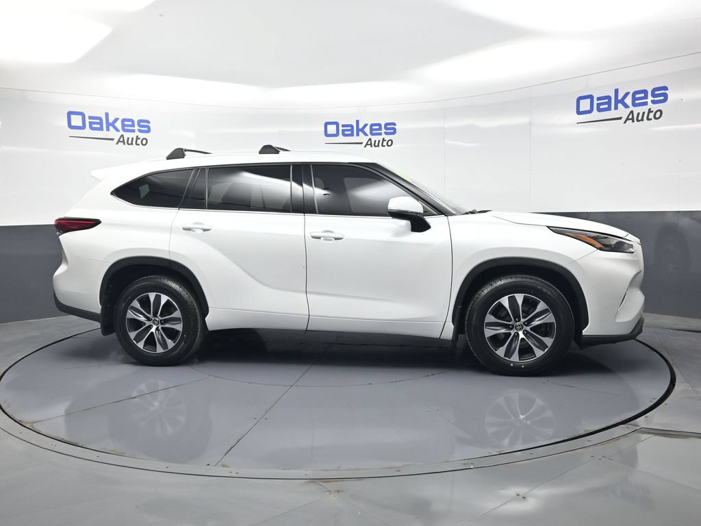 Used 2022 Toyota Highlander XLE AWD/4WD image 8