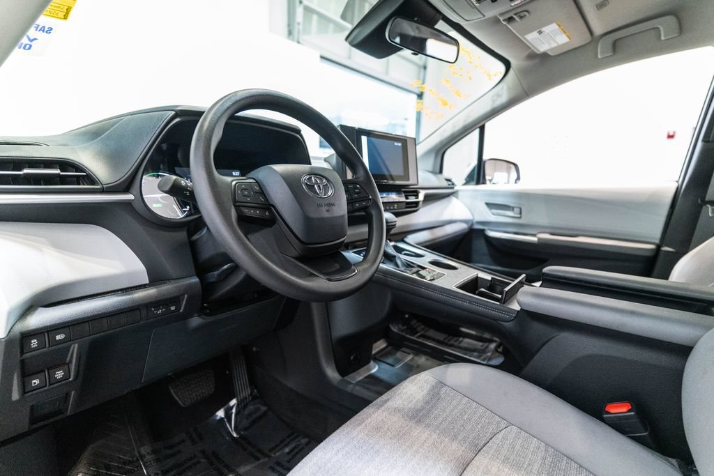 Certified 2025 Toyota Sienna LE FWD image 4
