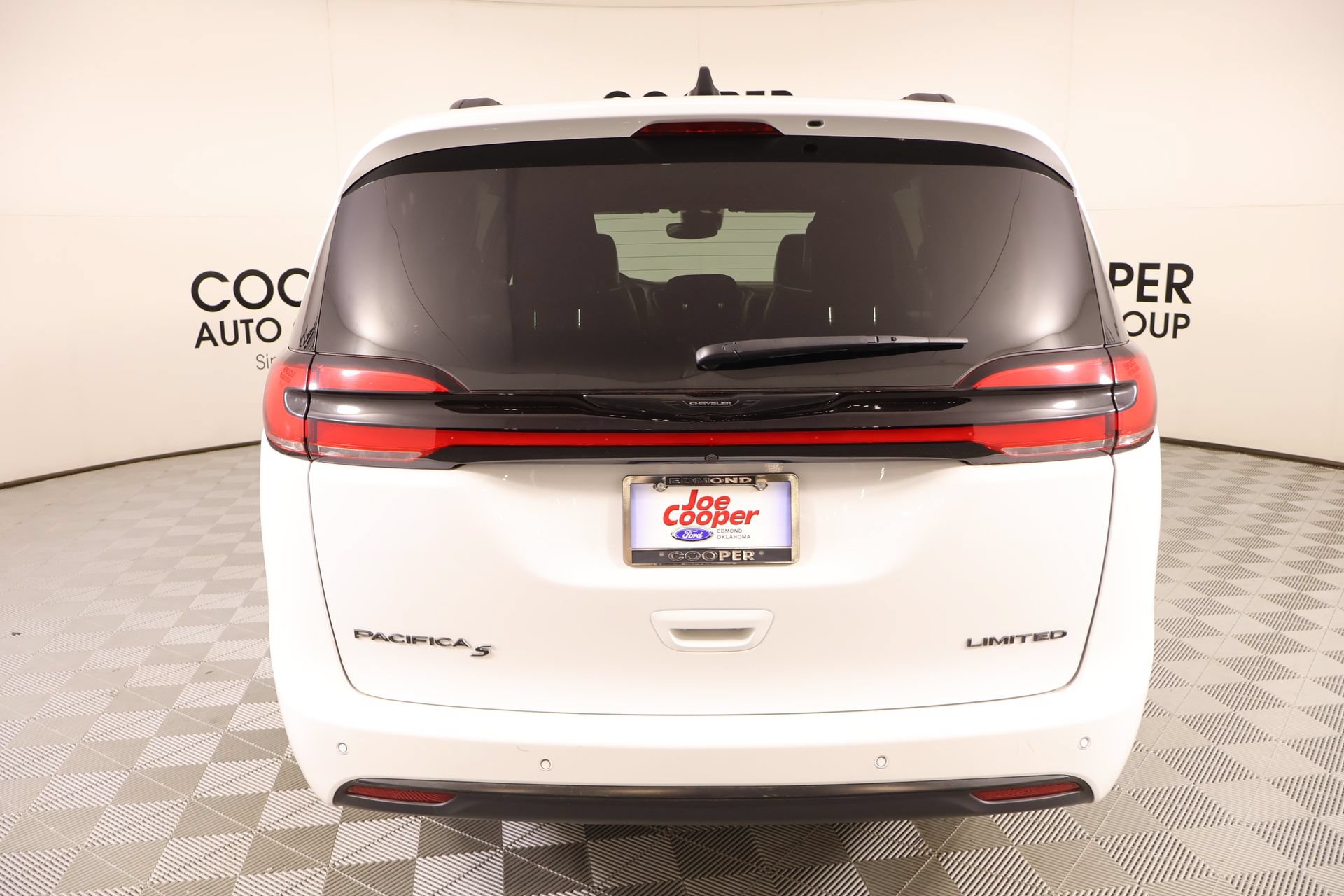 Used 2025 Chrysler Pacifica Limited FWD image 25