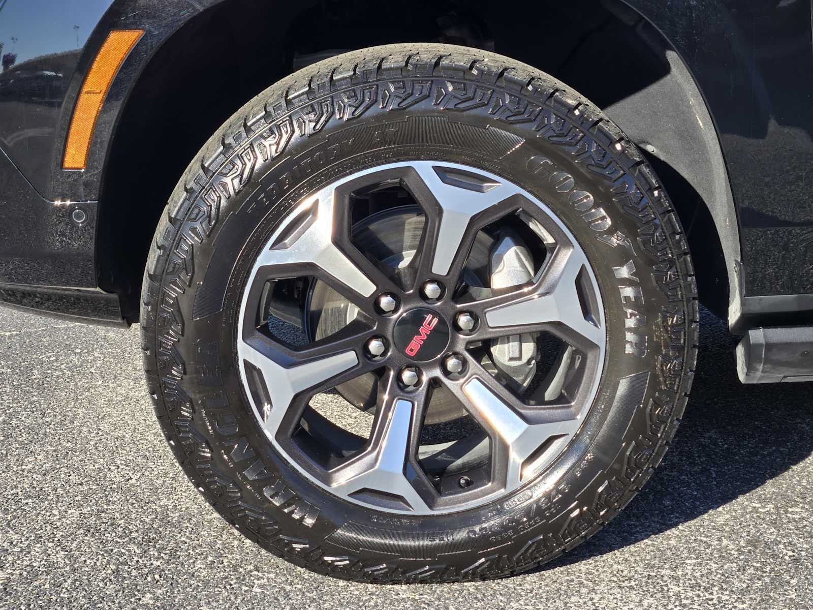 Certified 2025 GMC Yukon XL AT4 w/ AT4 Premium Package AWD/4WD image 13