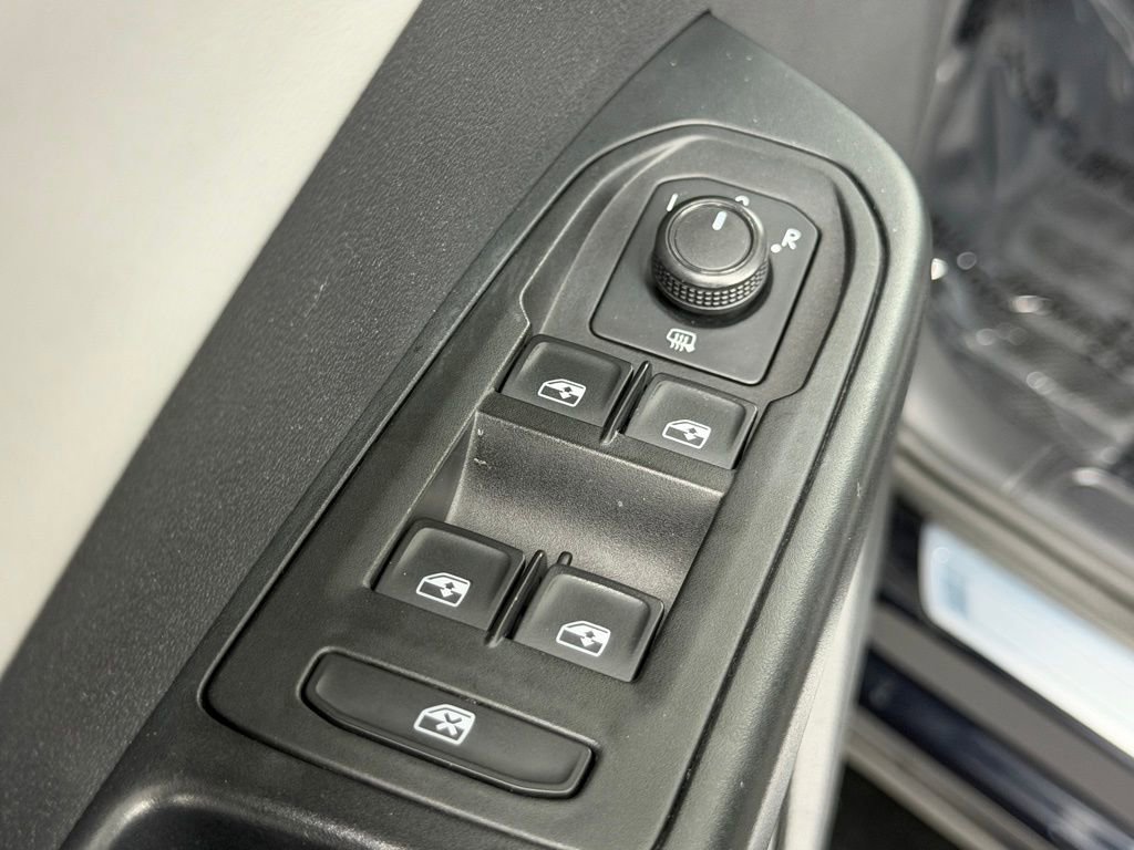 Used 2022 Volkswagen Taos SE w/ Panoramic Sunroof Package image 18