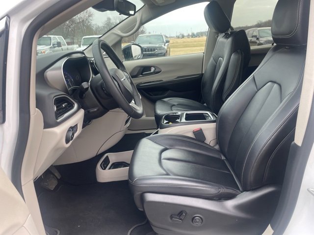 Used 2024 Chrysler Pacifica Touring-L image 12