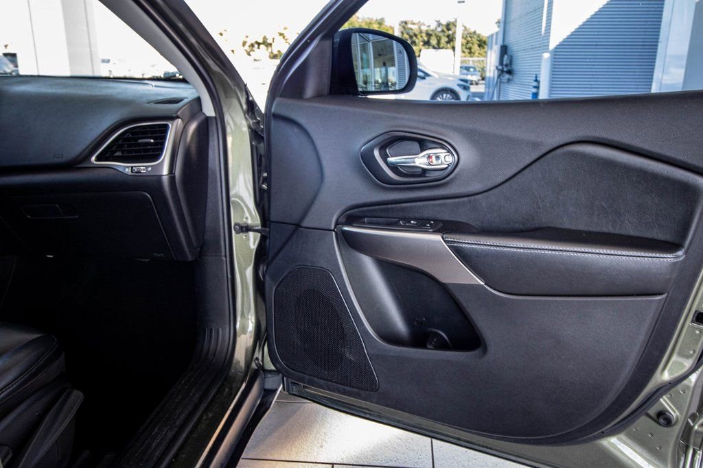 Used 2019 Jeep Cherokee Latitude Plus image 38