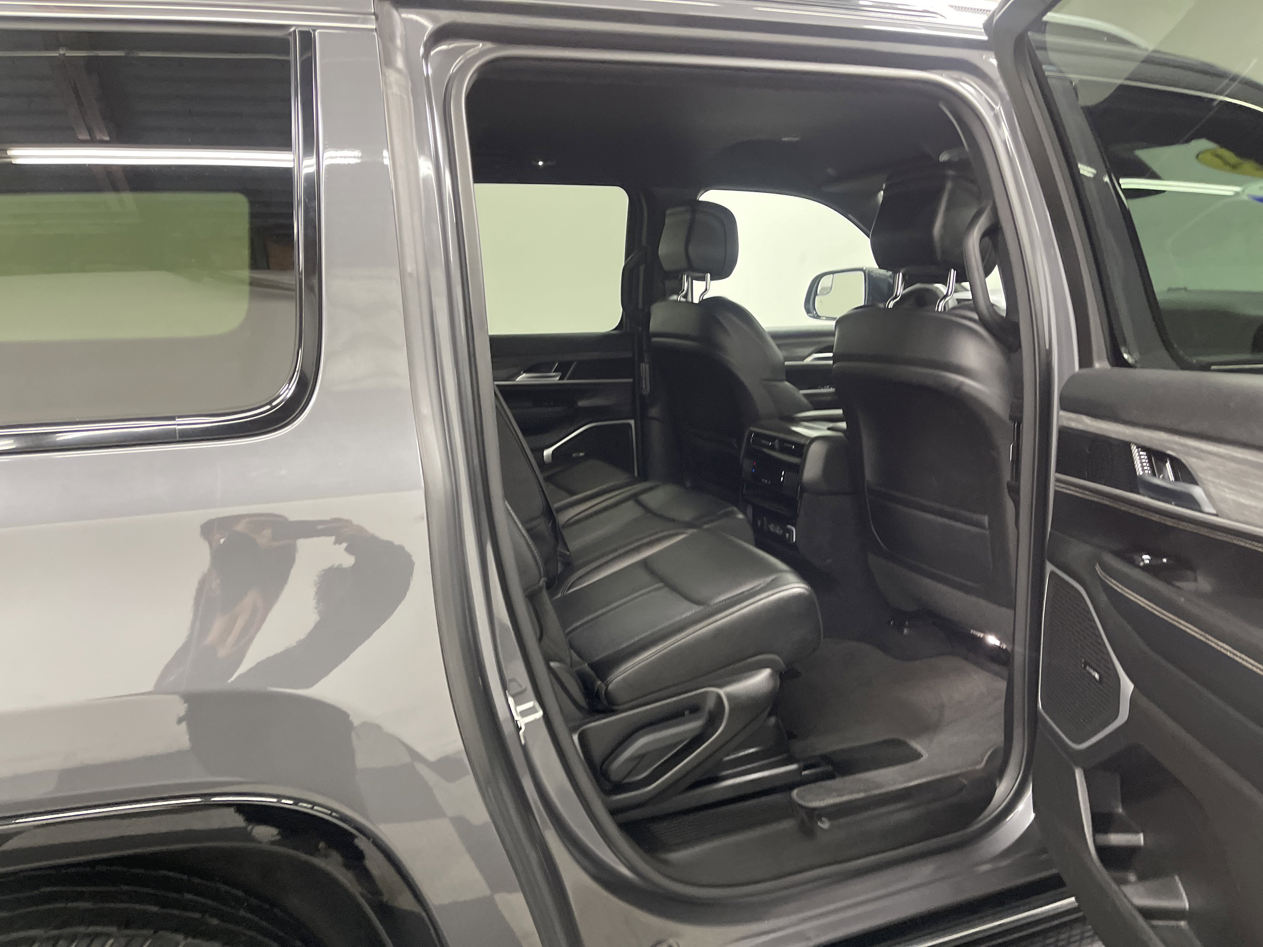 Used 2024 Jeep Wagoneer L Series II w/ Flexible Seating Group image 21