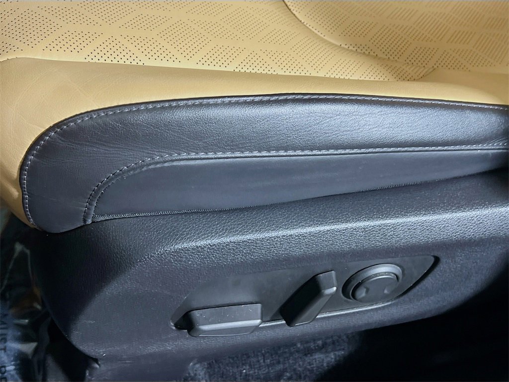 Used 2024 Kia Carnival LX image 18