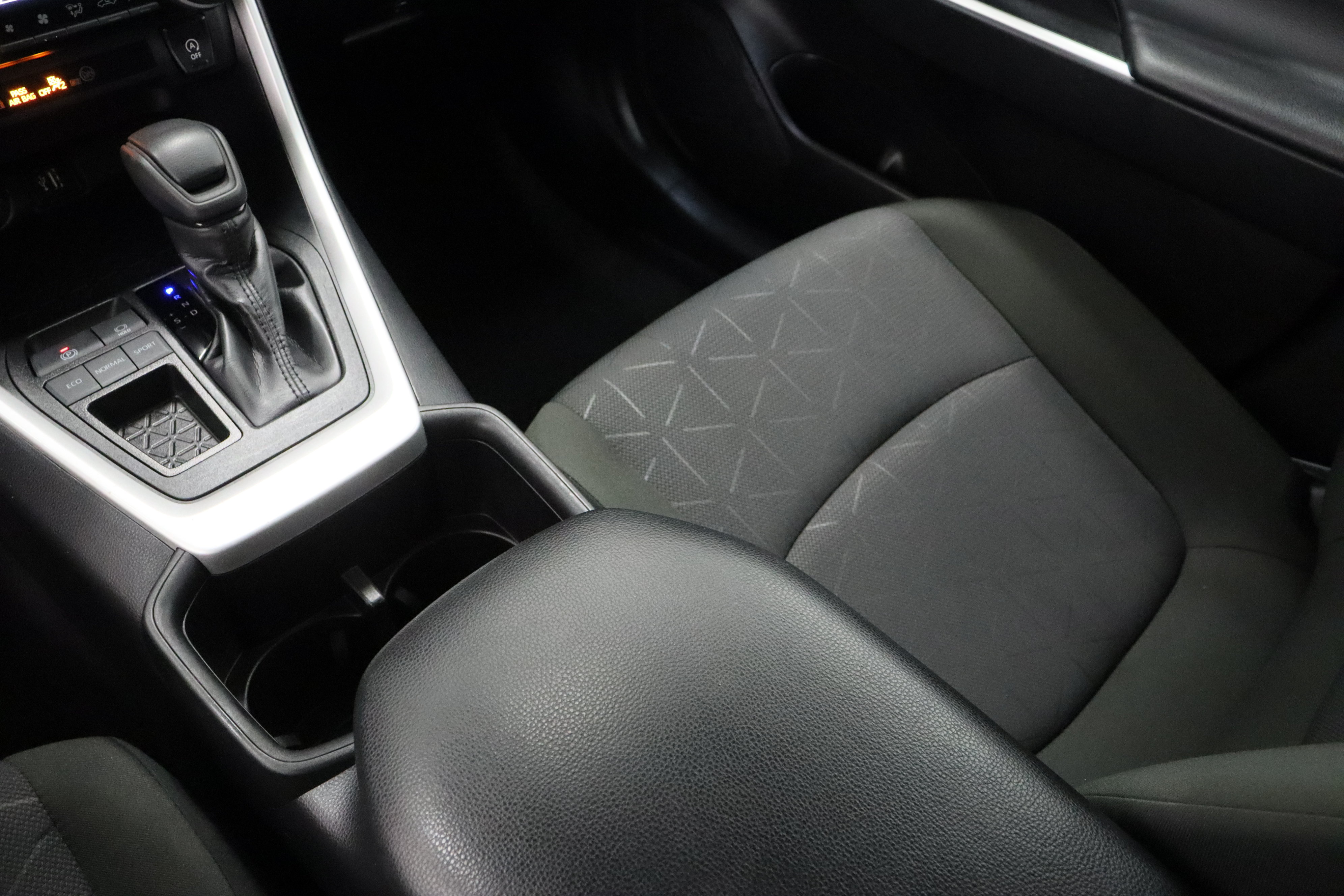 Used 2025 Toyota RAV4 XLE FWD image 17