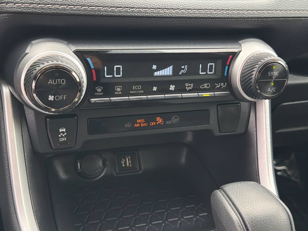 Used 2025 Toyota RAV4 XLE AWD/4WD image 27