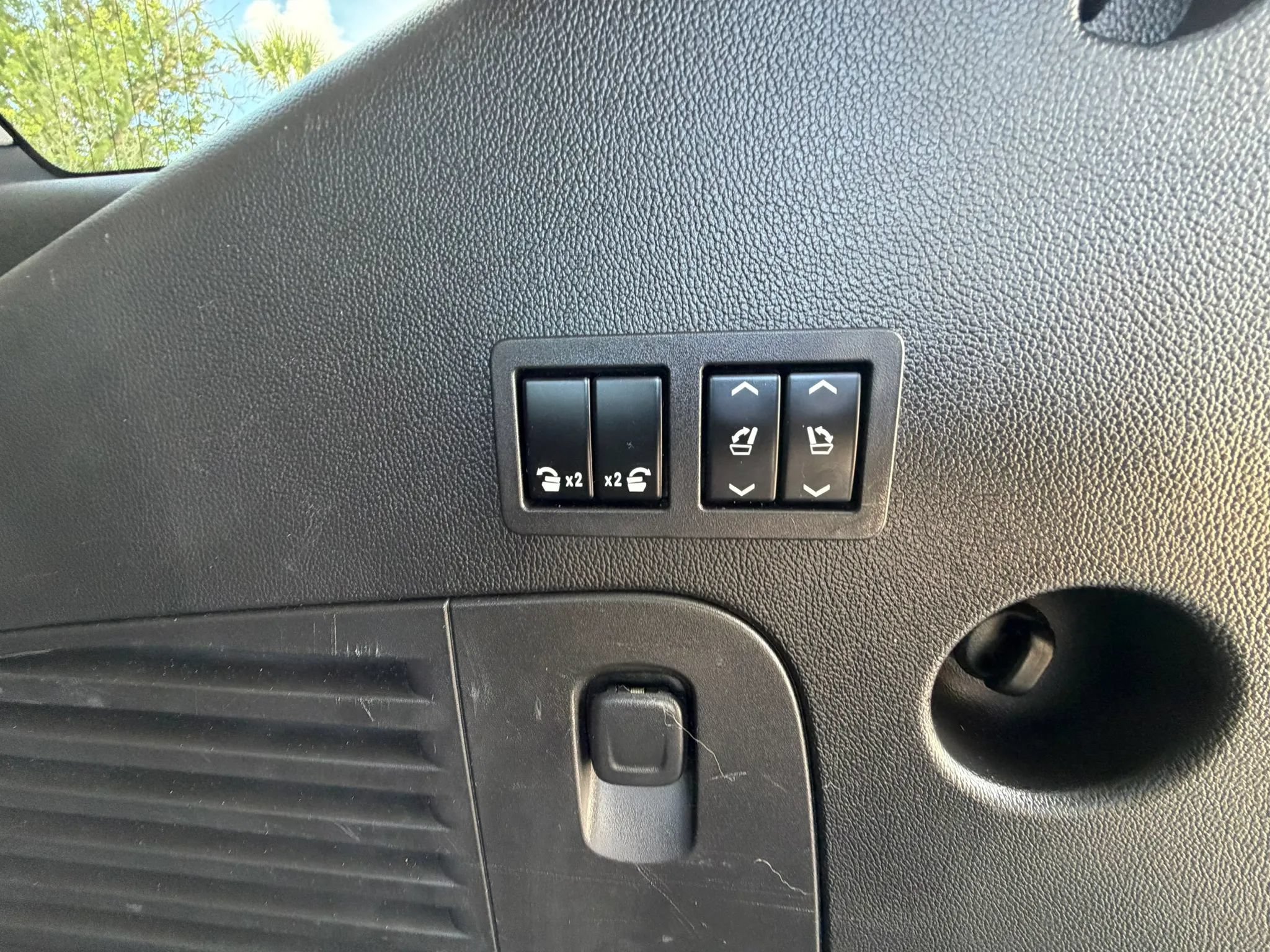 Used 2016 Cadillac Escalade Luxury RWD image 27