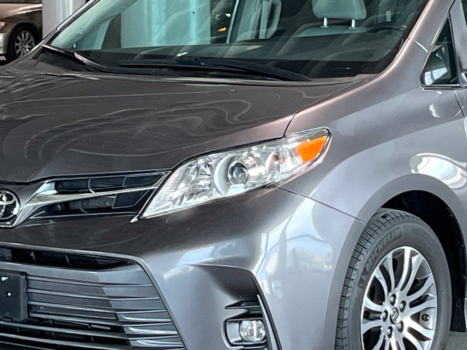 Used 2019 Toyota Sienna XLE w/ XLE Navigation Package FWD image 5