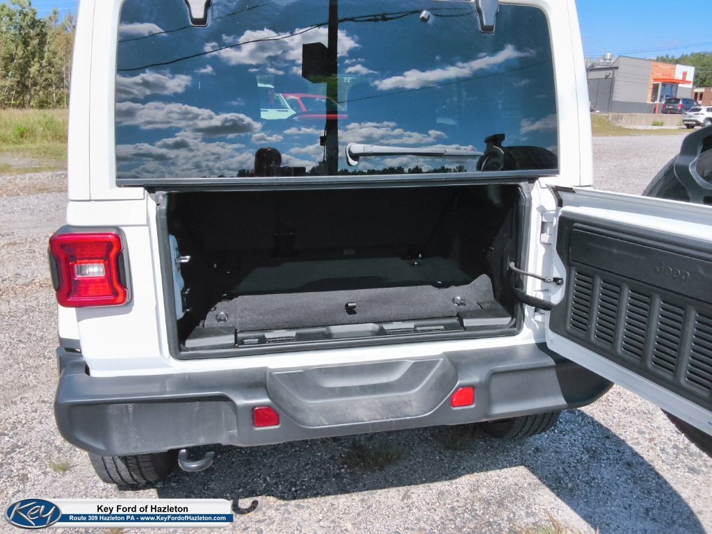 Used 2025 Jeep Wrangler Unlimited Sahara AWD/4WD image 11
