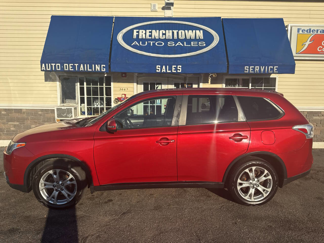 Used 2015 Mitsubishi Outlander SE image 1