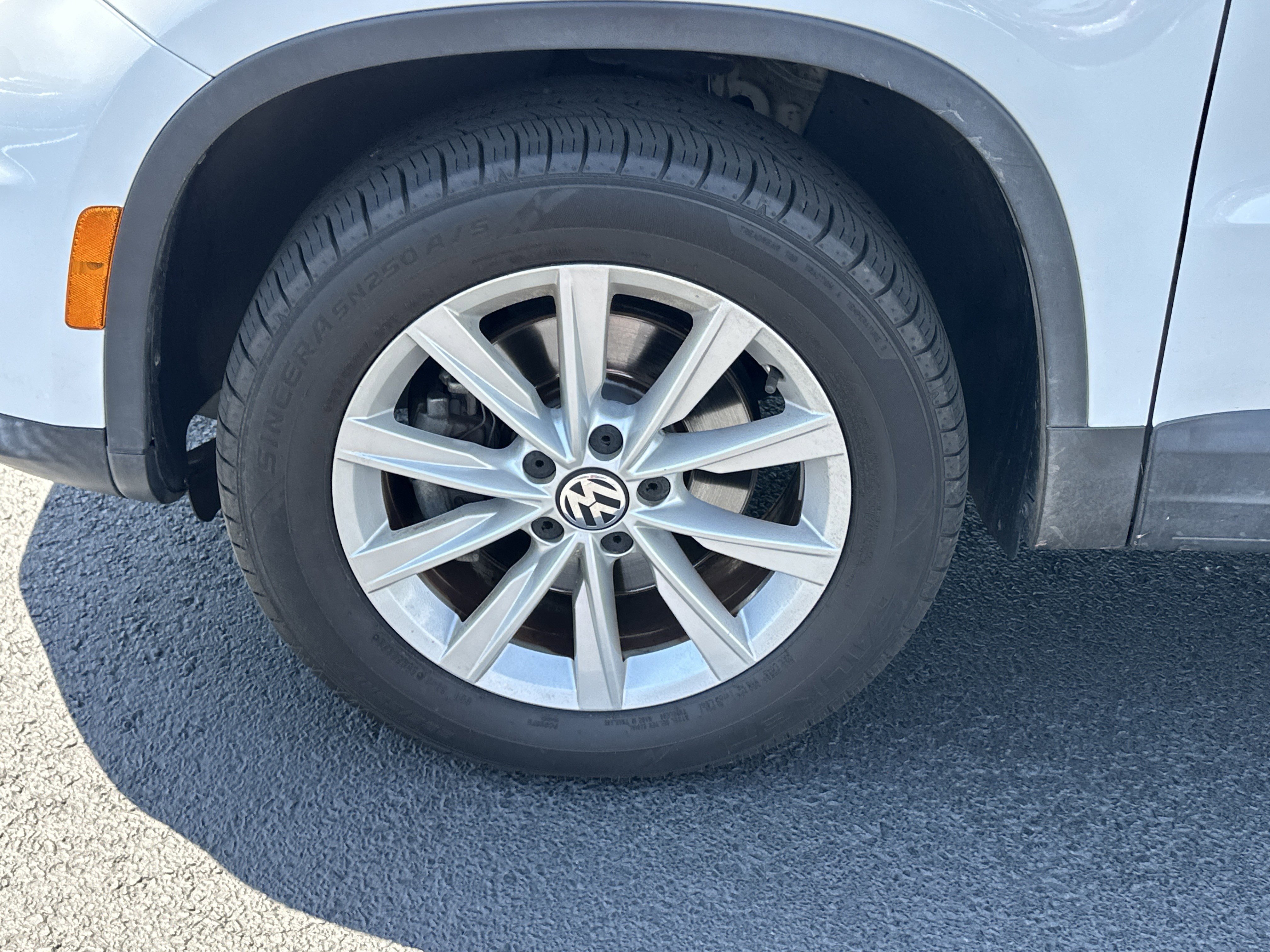 Used 2014 Volkswagen Tiguan S image 11