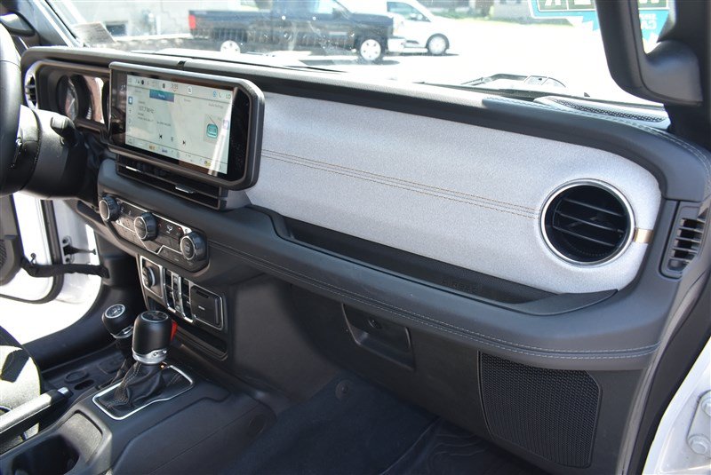 Used 2024 Jeep Wrangler Unlimited Sahara w/ Technology Group AWD/4WD image 34