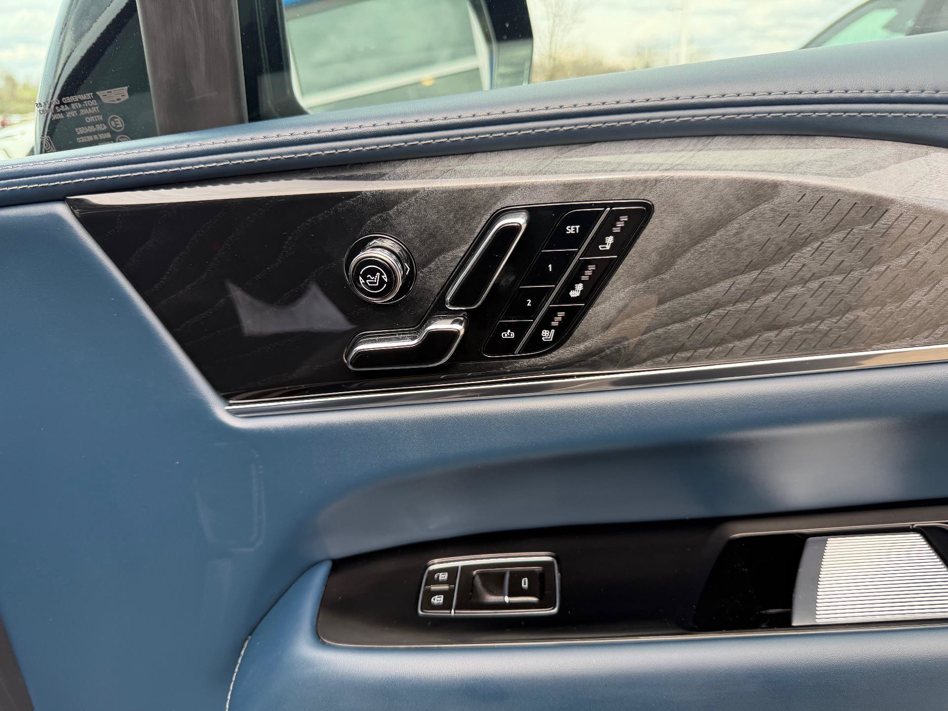 Certified 2025 Cadillac Escalade IQ Luxury 2 w/ LPO, Premium Carpet Package AWD/4WD image 42