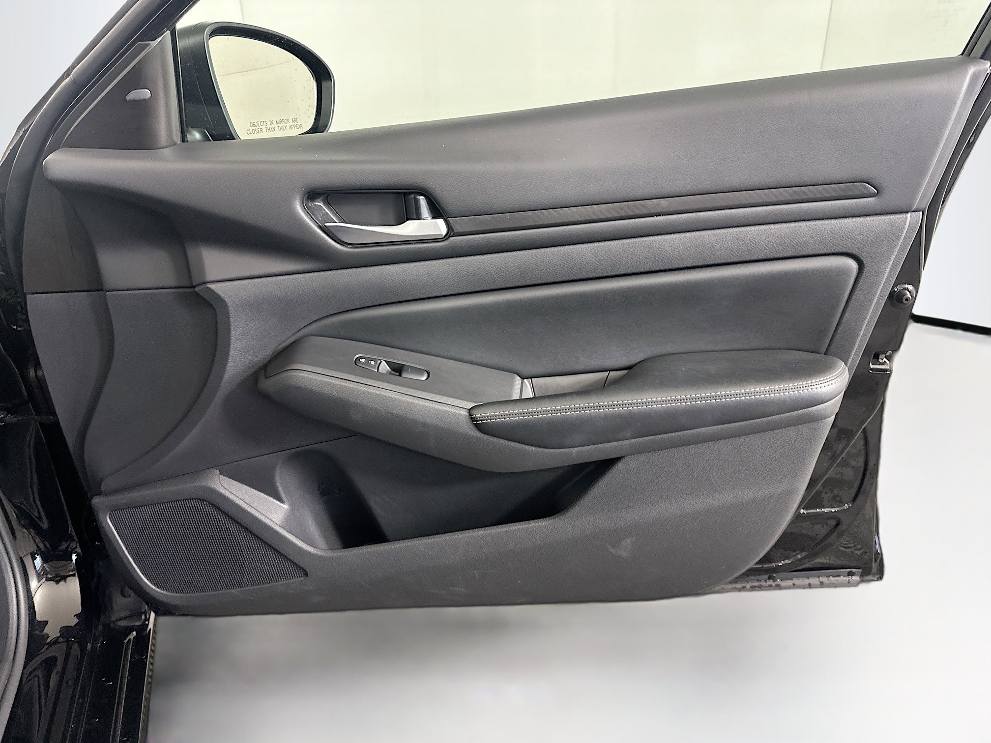 Used 2025 Nissan Altima 2.5 SV FWD image 30