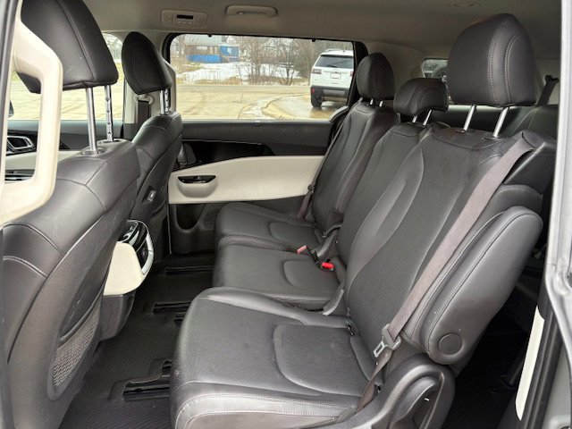 Used 2023 Kia Carnival EX image 9