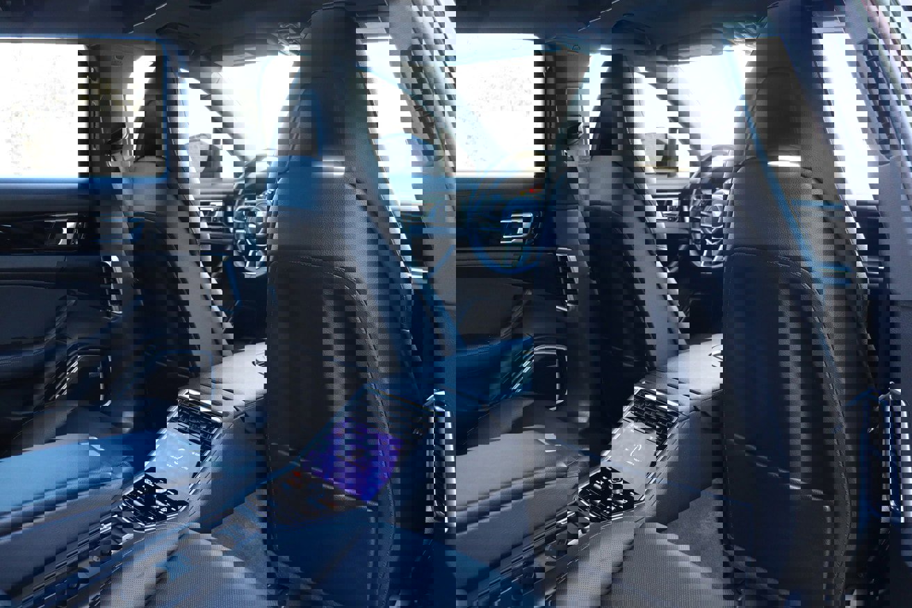 Used 2018 Porsche Panamera 4 w/ Premium Package Plus image 18