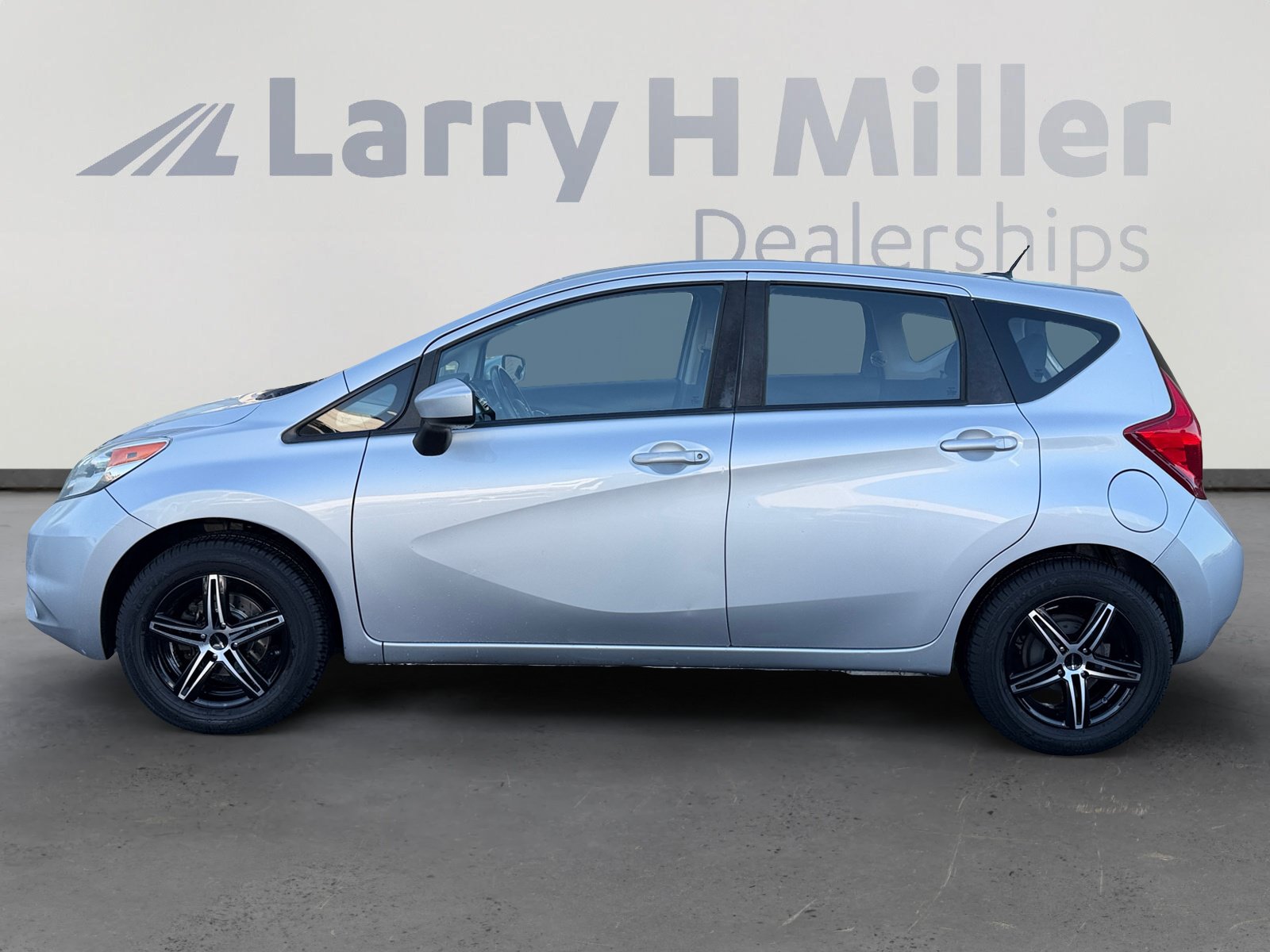 Used 2016 Nissan Versa Note SV FWD image 2
