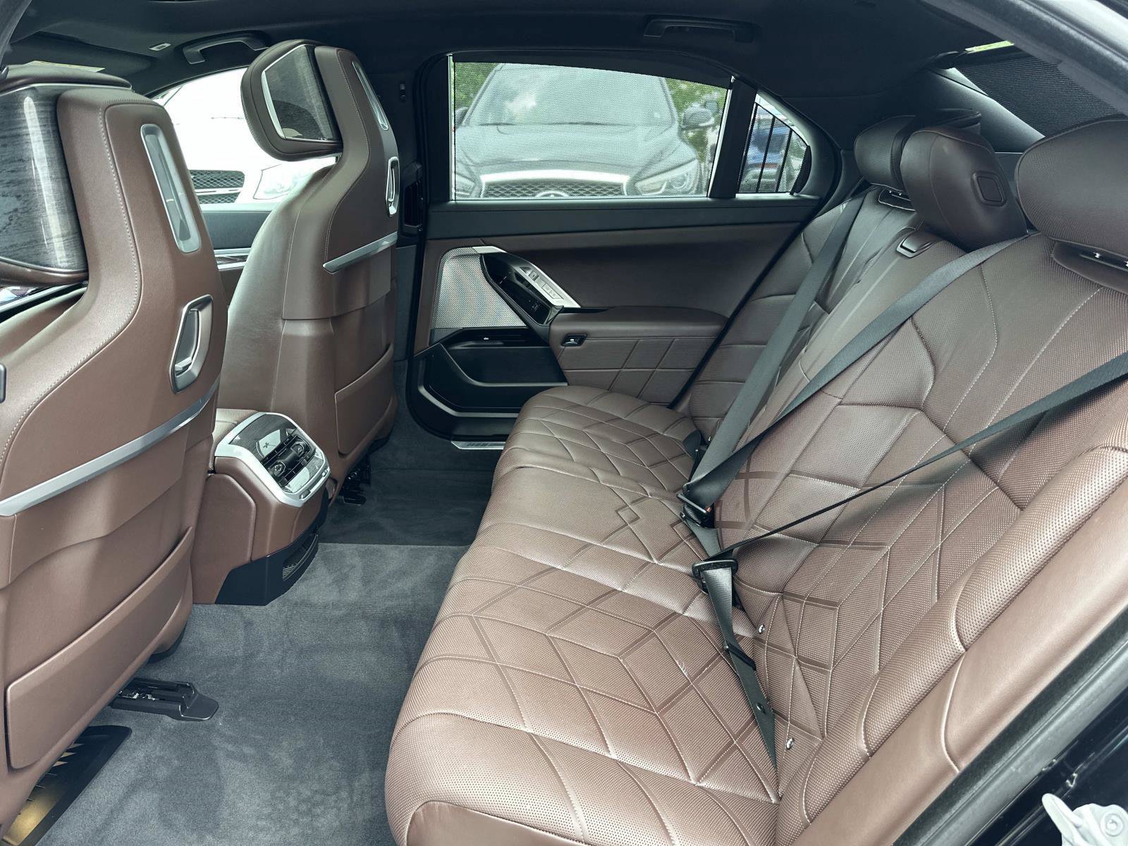 Used 2023 BMW 760i xDrive w/ Parking Assistance Package AWD/4WD image 31