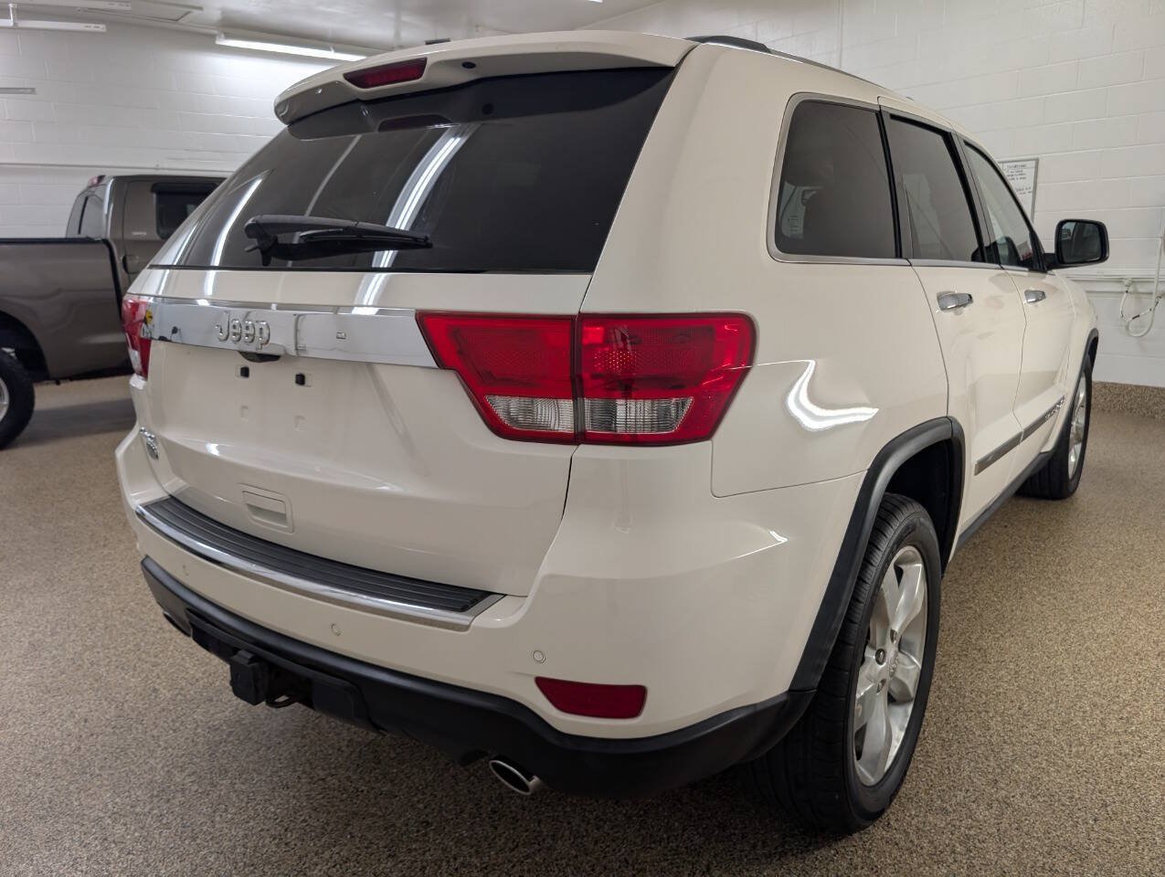 Used 2012 Jeep Grand Cherokee Overland w/ Mopar Chrome Edition Group AWD/4WD image 4