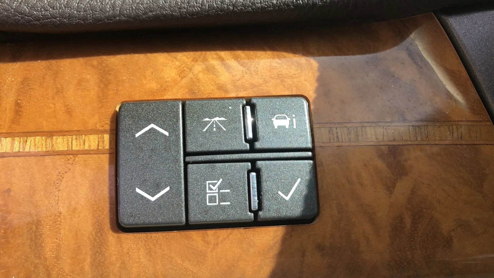 Used 2011 Cadillac DTS Platinum image 28