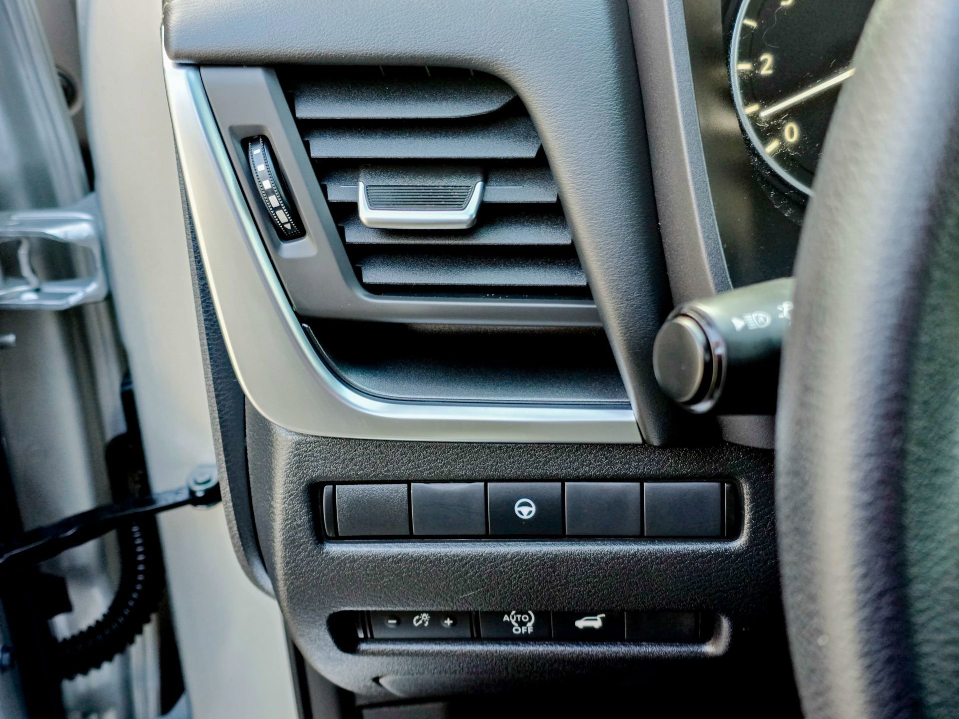 Used 2024 Nissan Rogue SV image 26