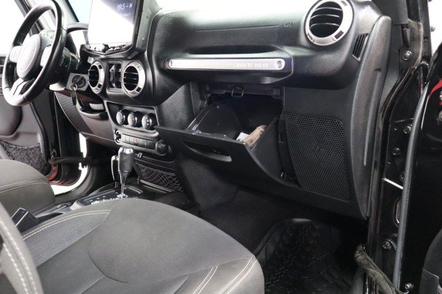 Used 2017 Jeep Wrangler Unlimited Sahara w/ Connectivity Group AWD/4WD image 52
