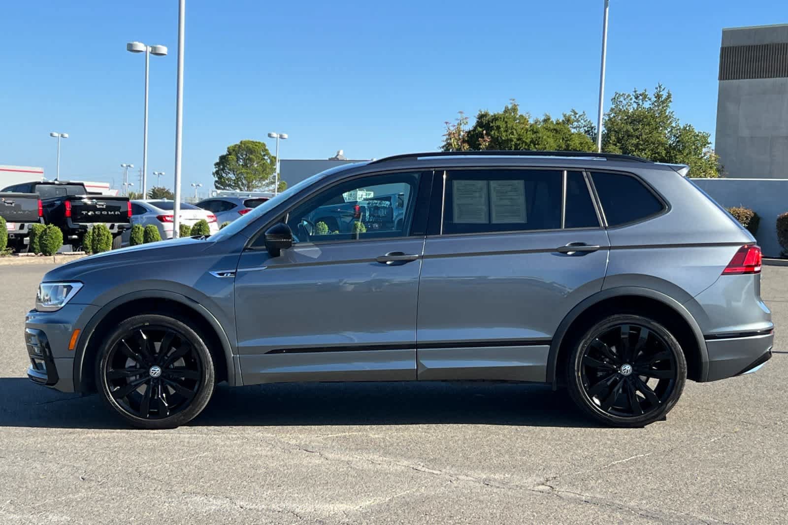 Used 2021 Volkswagen Tiguan SE R-Line FWD image 9