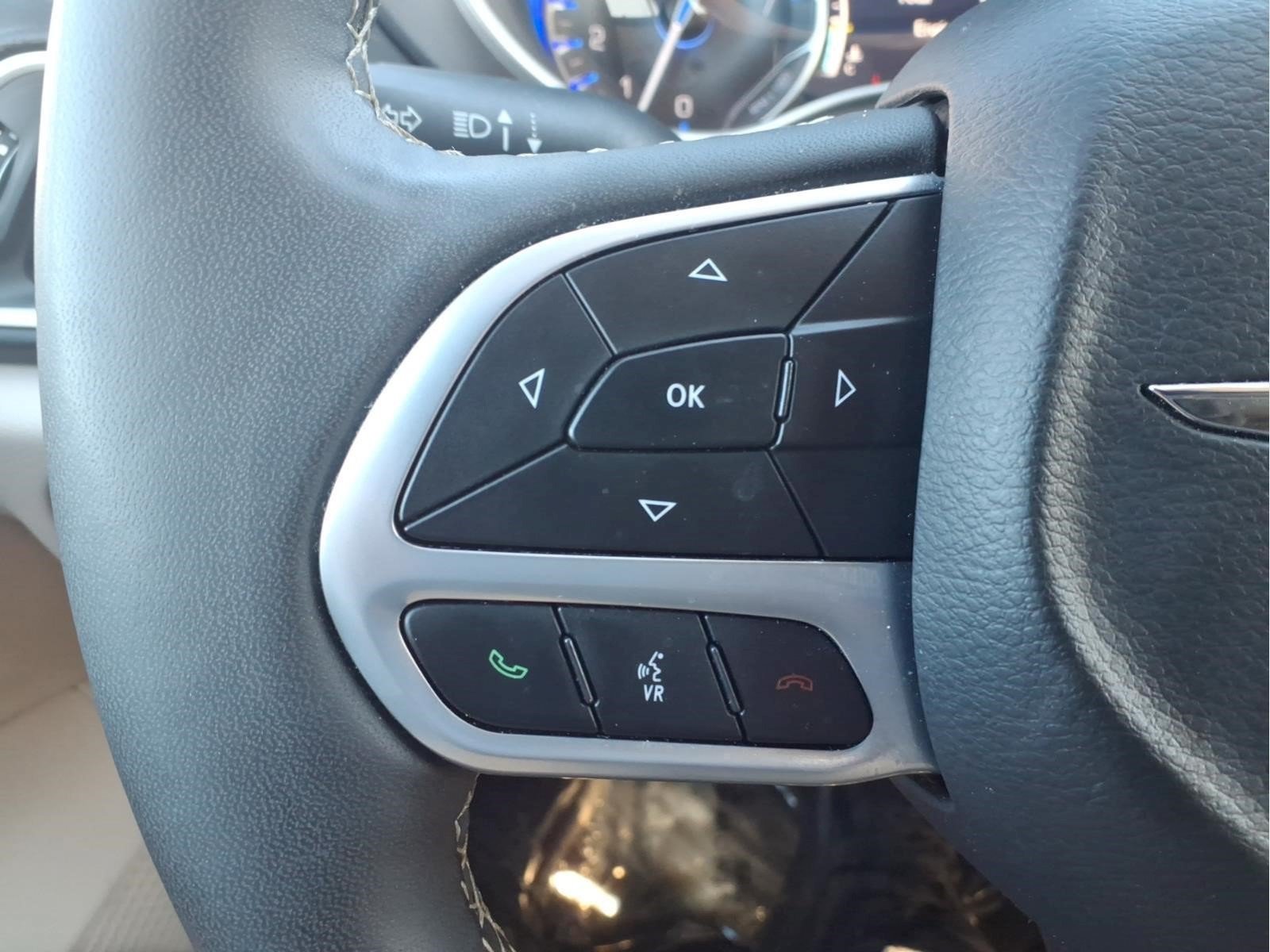 Used 2024 Chrysler Pacifica Touring-L FWD image 12