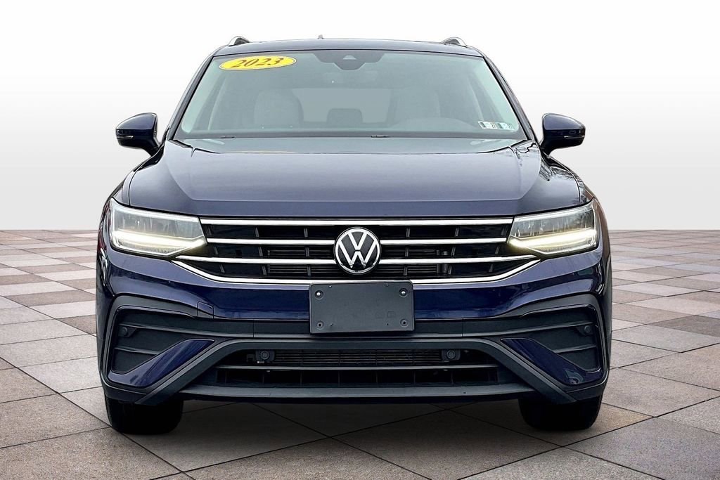 Used 2023 Volkswagen Tiguan SE w/ Panoramic Sunroof Package image 3