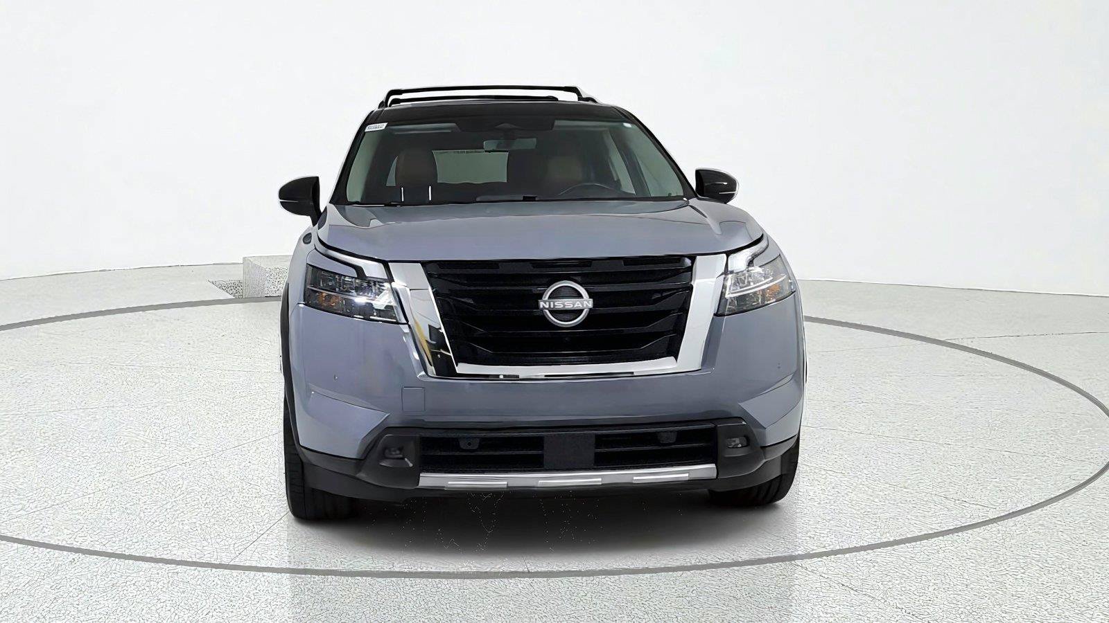 Used 2024 Nissan Pathfinder Platinum FWD image 2