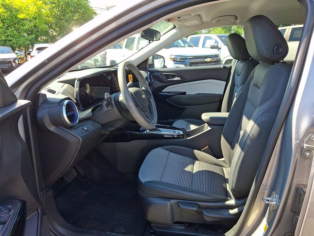Used 2024 Chevrolet Trax LT FWD image 13