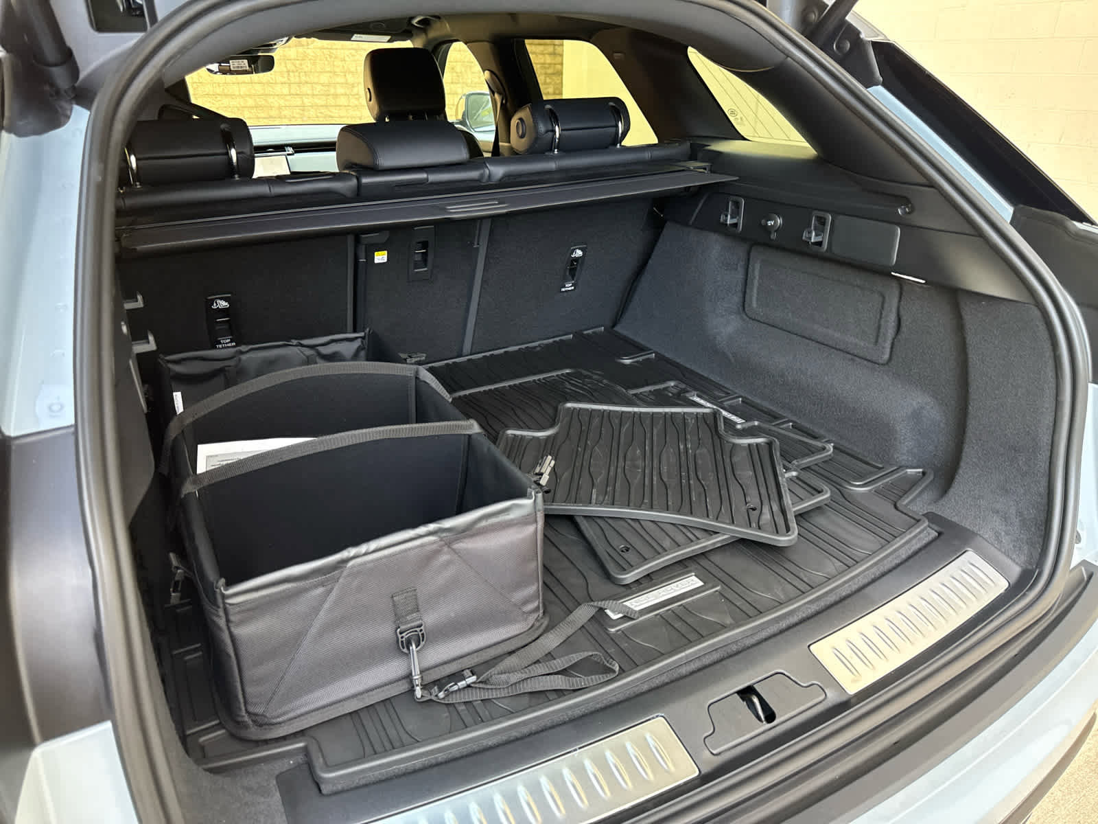 New 2026 Land Rover Range Rover Velar Dynamic SE image 17