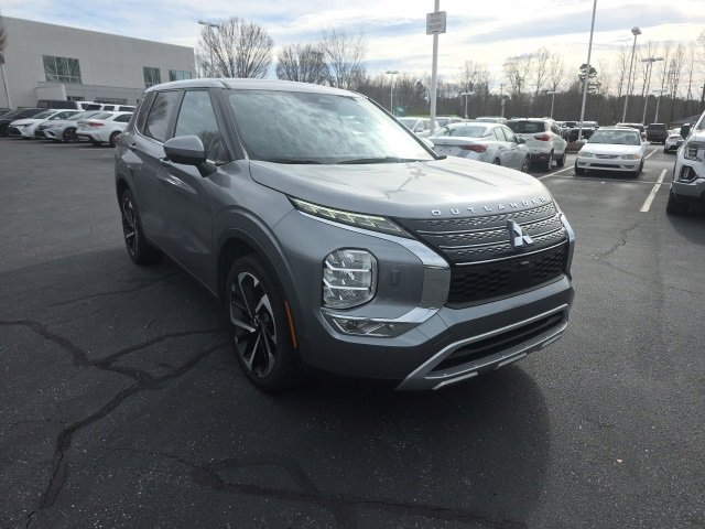 Used 2022 Mitsubishi Outlander SE image 3