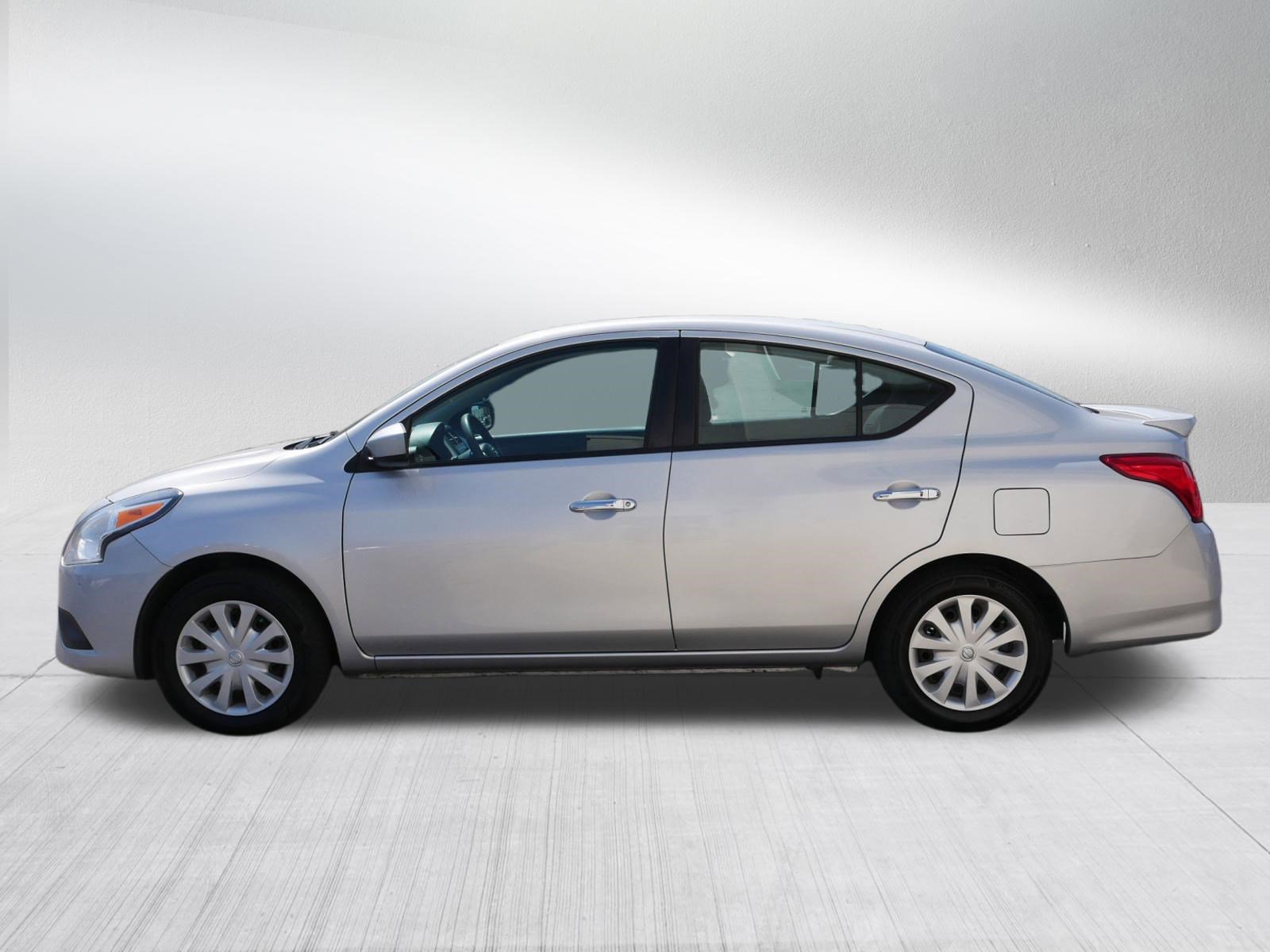 Used 2017 Nissan Versa SV FWD image 4