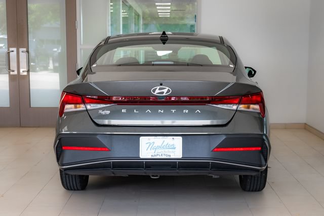 Certified 2025 Hyundai Elantra SE FWD image 28