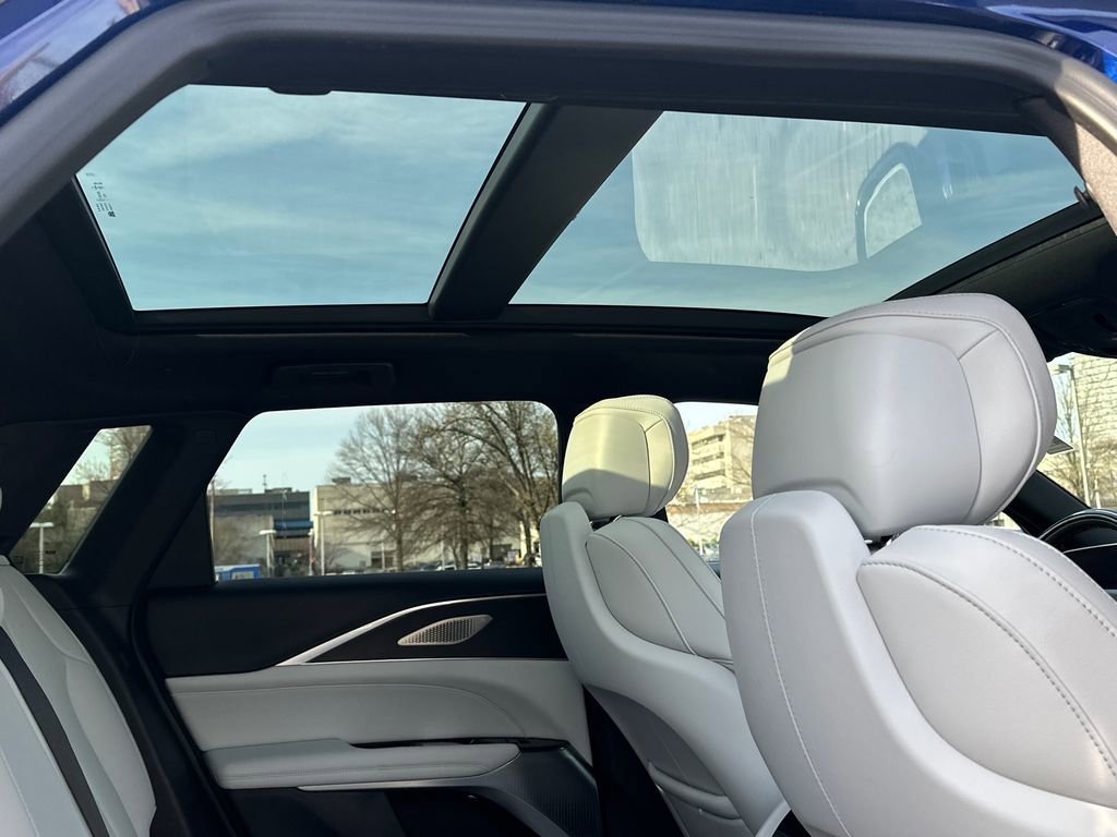 Used 2024 Cadillac Lyriq Sport image 16