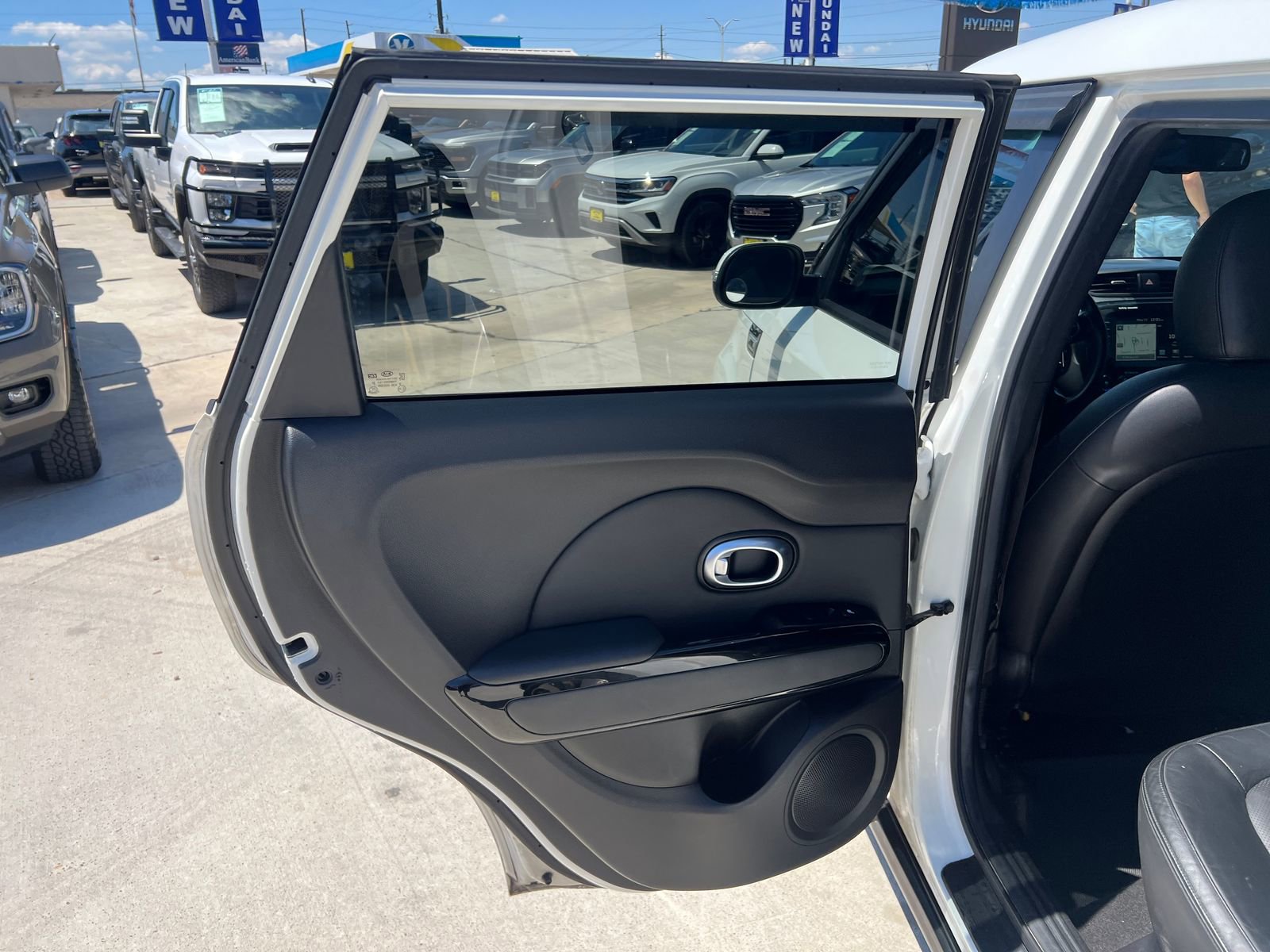 Used 2015 Kia Soul ! w/ Sun & Sound Package FWD image 11