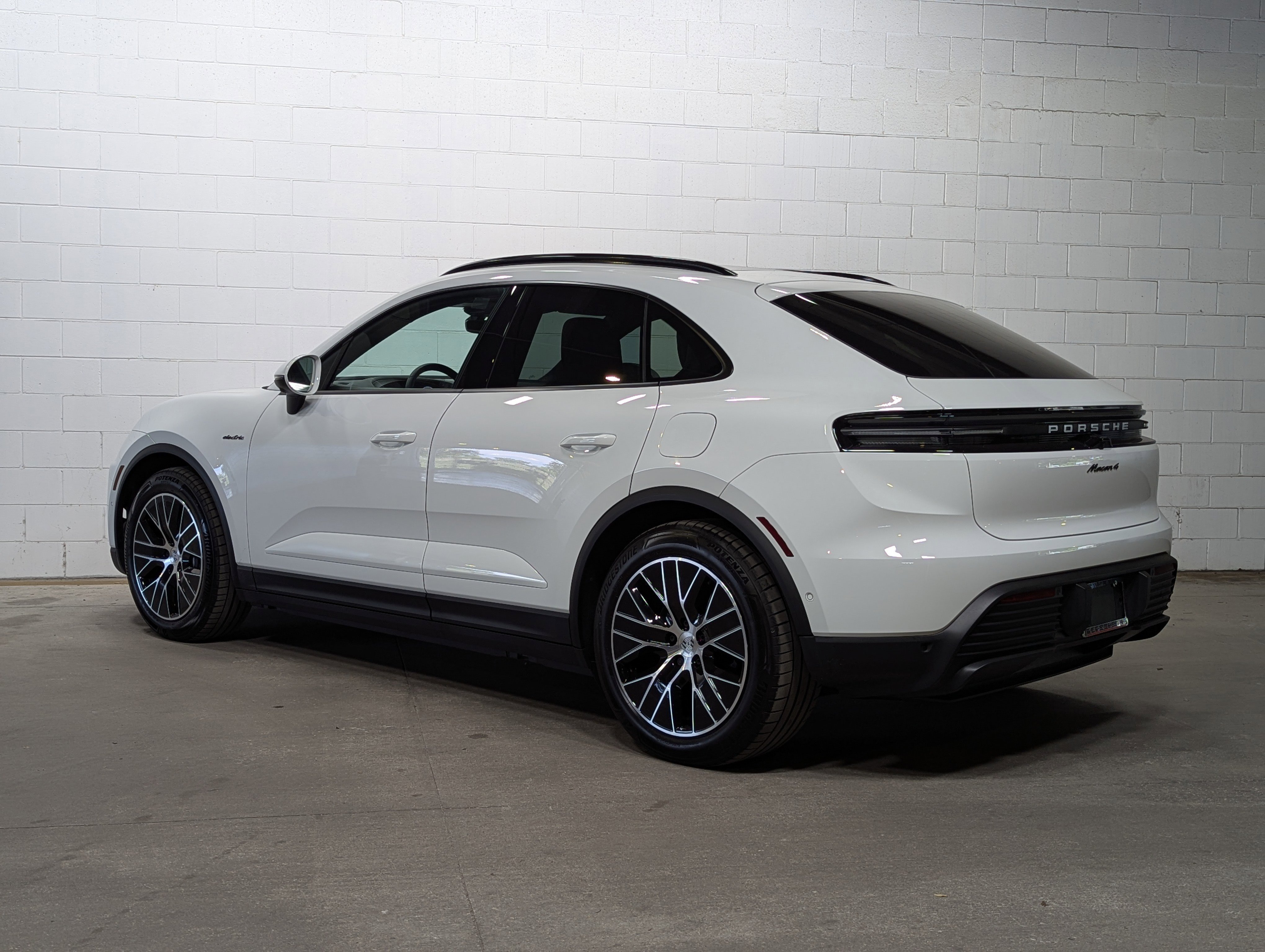Certified 2025 Porsche Macan 4 Electric image 3