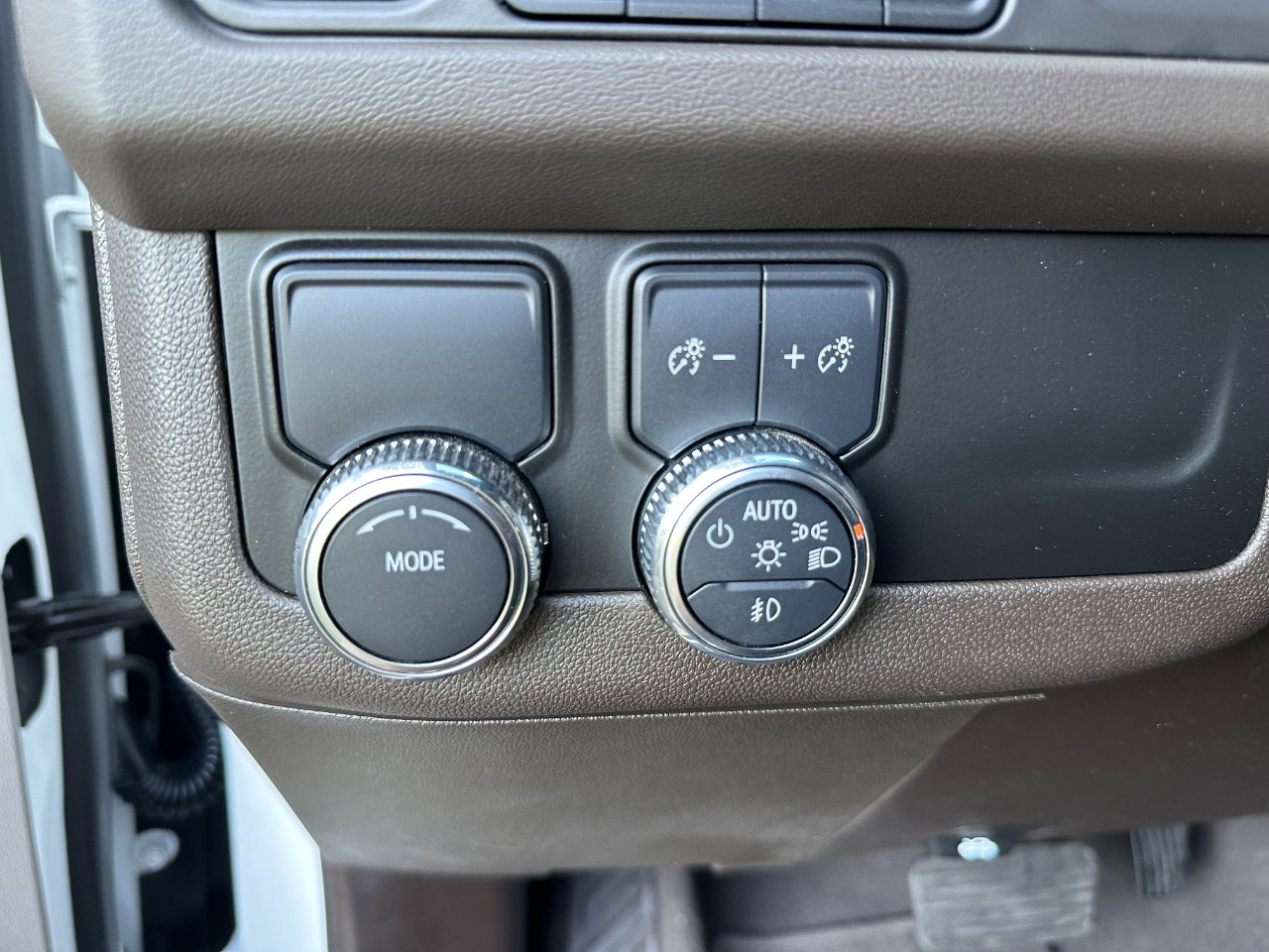 Used 2024 GMC Yukon XL SLT w/ SLT Luxury Package image 43