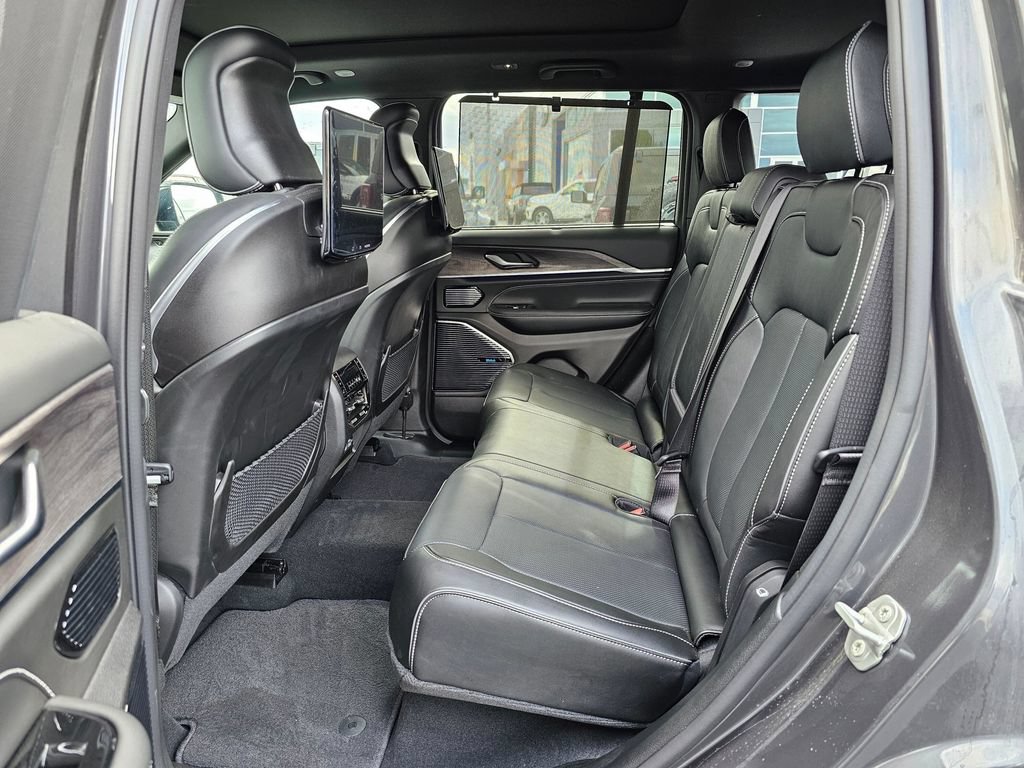 New 2023 Jeep Grand Cherokee Overland w/ Advanced Protech Group III AWD/4WD image 13