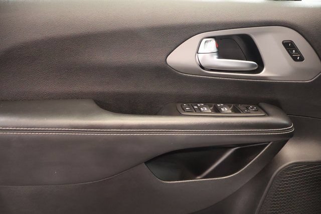 Used 2025 Chrysler Pacifica Select FWD image 10