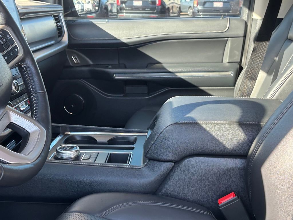 Used 2024 Ford Expedition XLT image 11