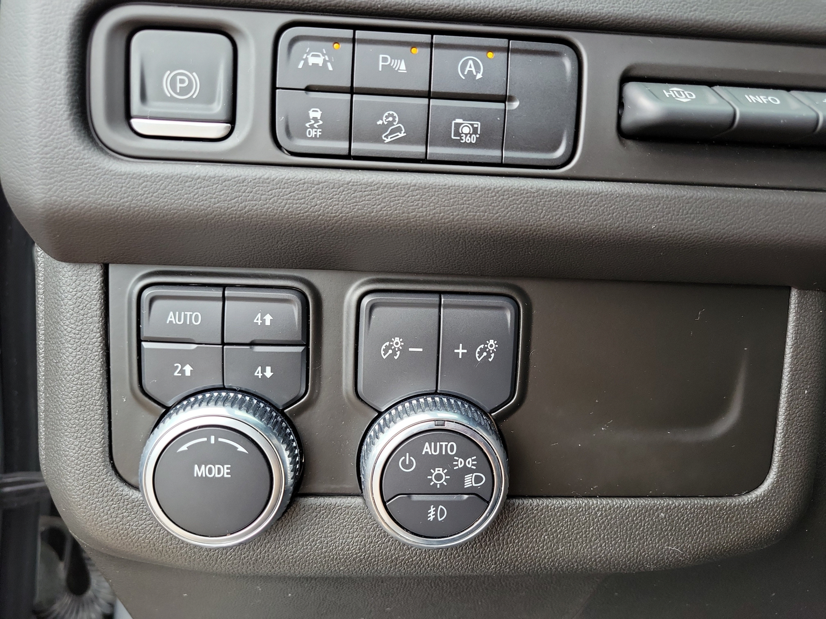Used 2023 GMC Yukon XL AT4 w/ Technology Package AWD/4WD image 26