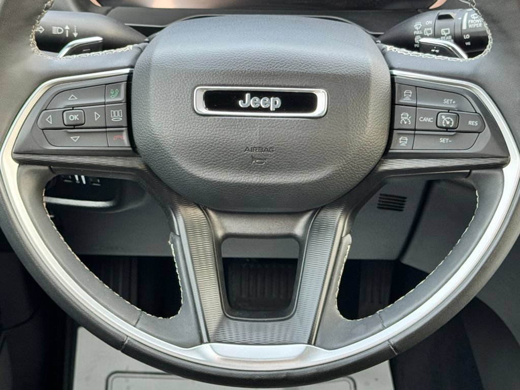 Used 2023 Jeep Grand Cherokee L Laredo AWD/4WD image 23