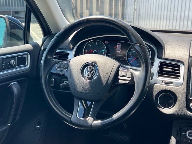 Used 2015 Volkswagen Touareg Sport AWD/4WD image 14