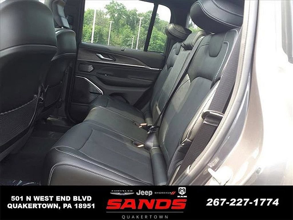 New 2023 Jeep Grand Cherokee Overland w/ Luxury Tech Group IV AWD/4WD image 15