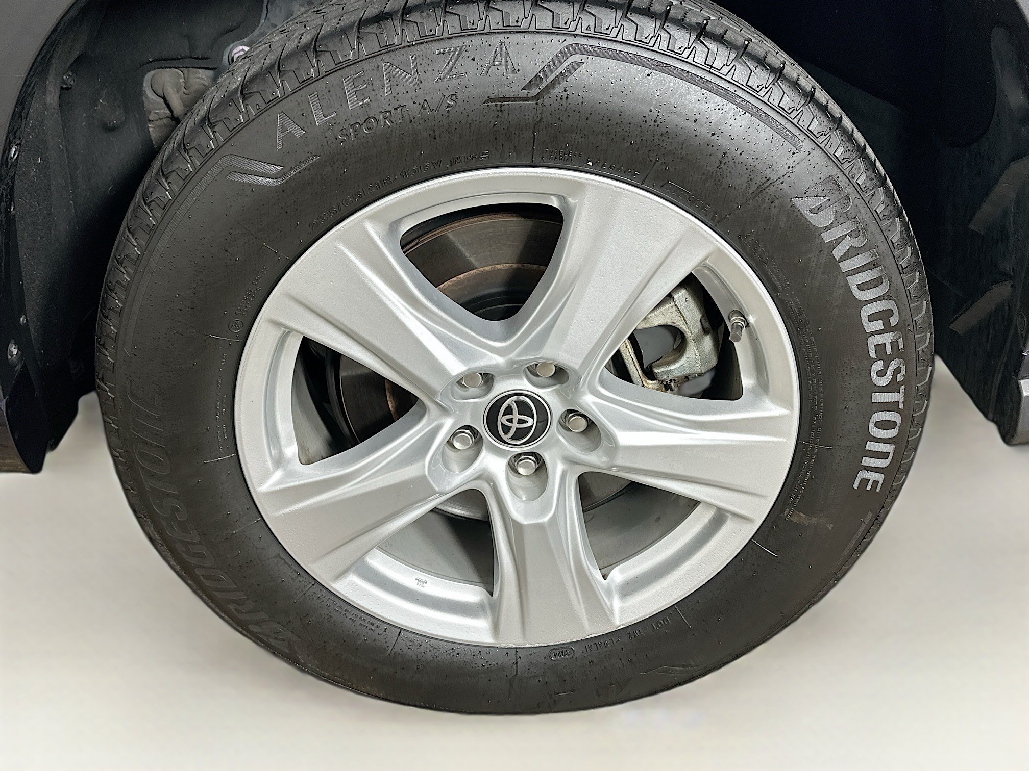 Used 2022 Toyota Highlander LE FWD image 11