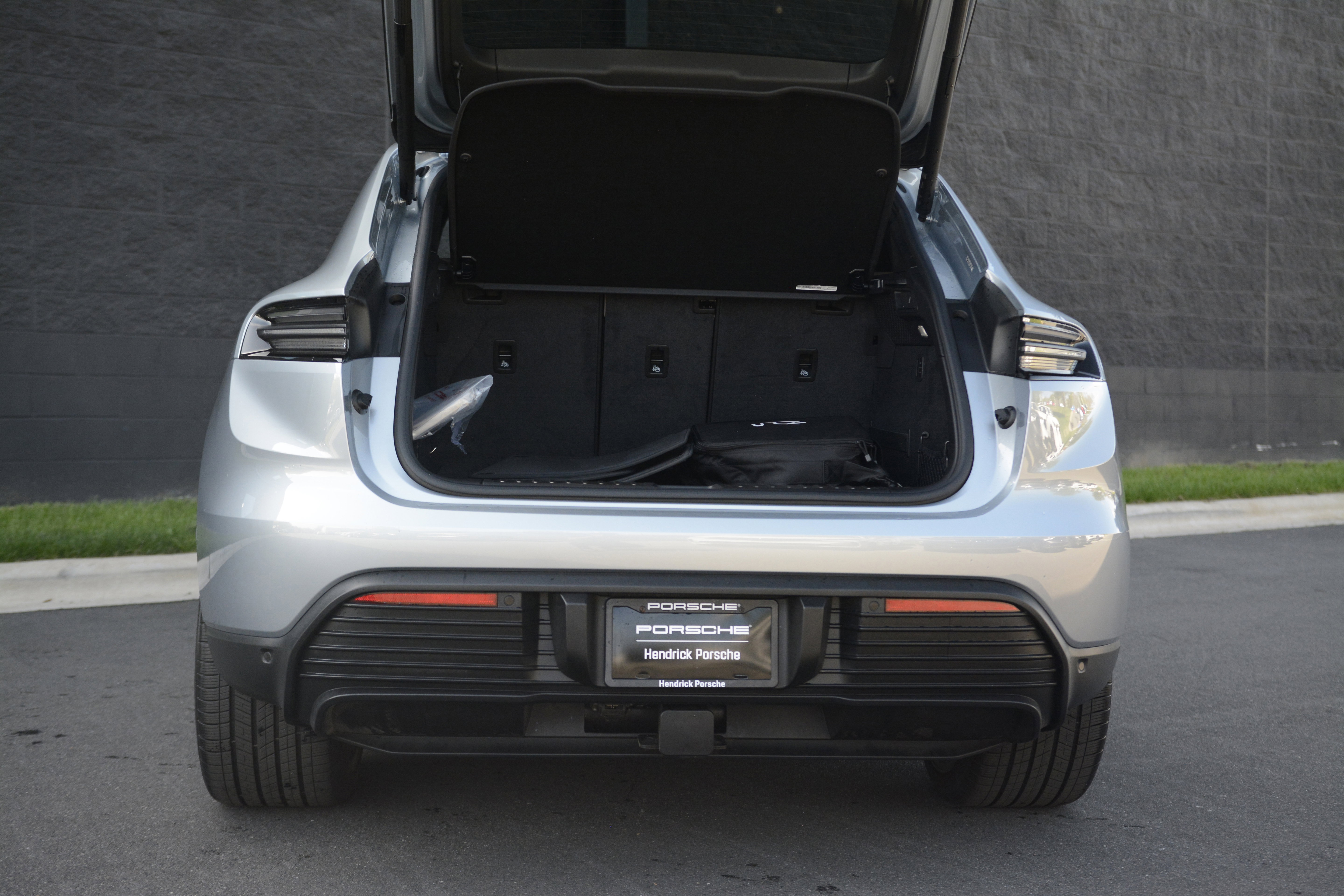 Certified 2025 Porsche Macan 4 Electric image 39